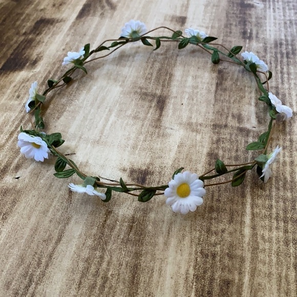 3/$25 HAND CRAFTED FLORAL CROWN O/S - Picture 2 of 4